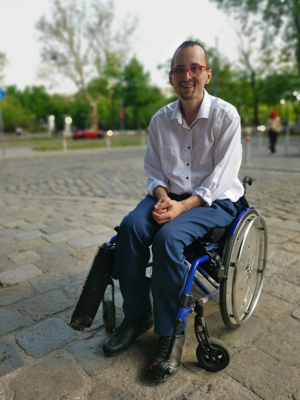 Erwin Strobl im Rollstuhl, weißes Hemd, auf einem Platz