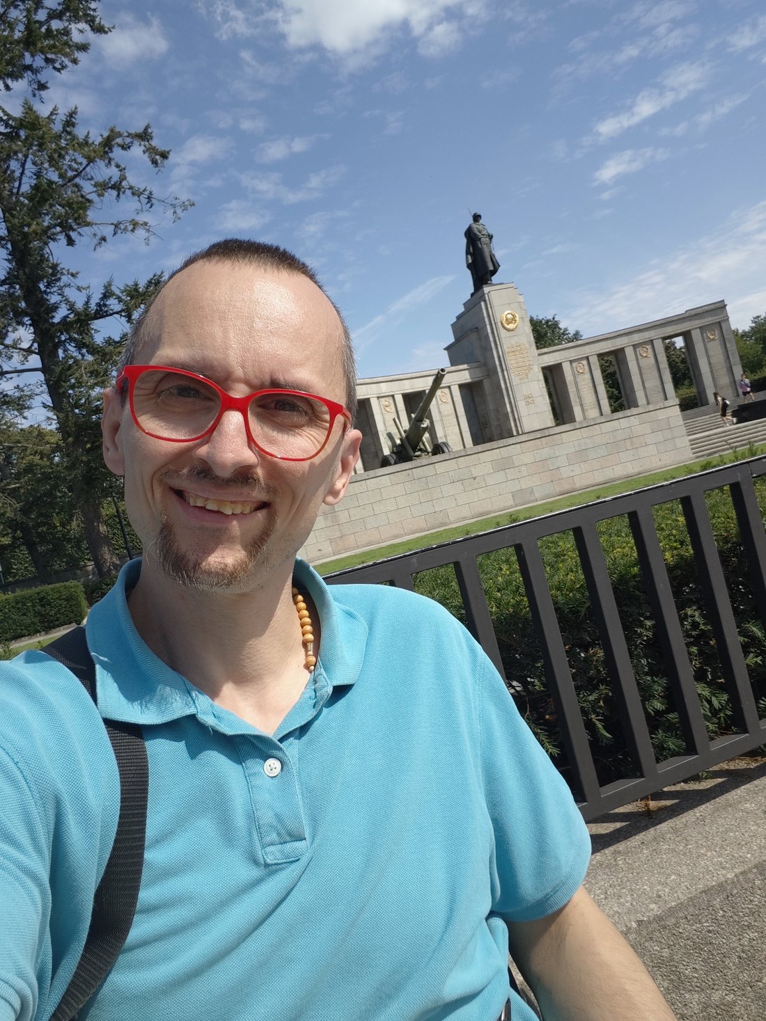 Erwin Strobl lächelnd vor einem Denkmal auf einer Städtereise